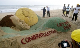 Indická písková socha na počest Obamovy ceny míru.